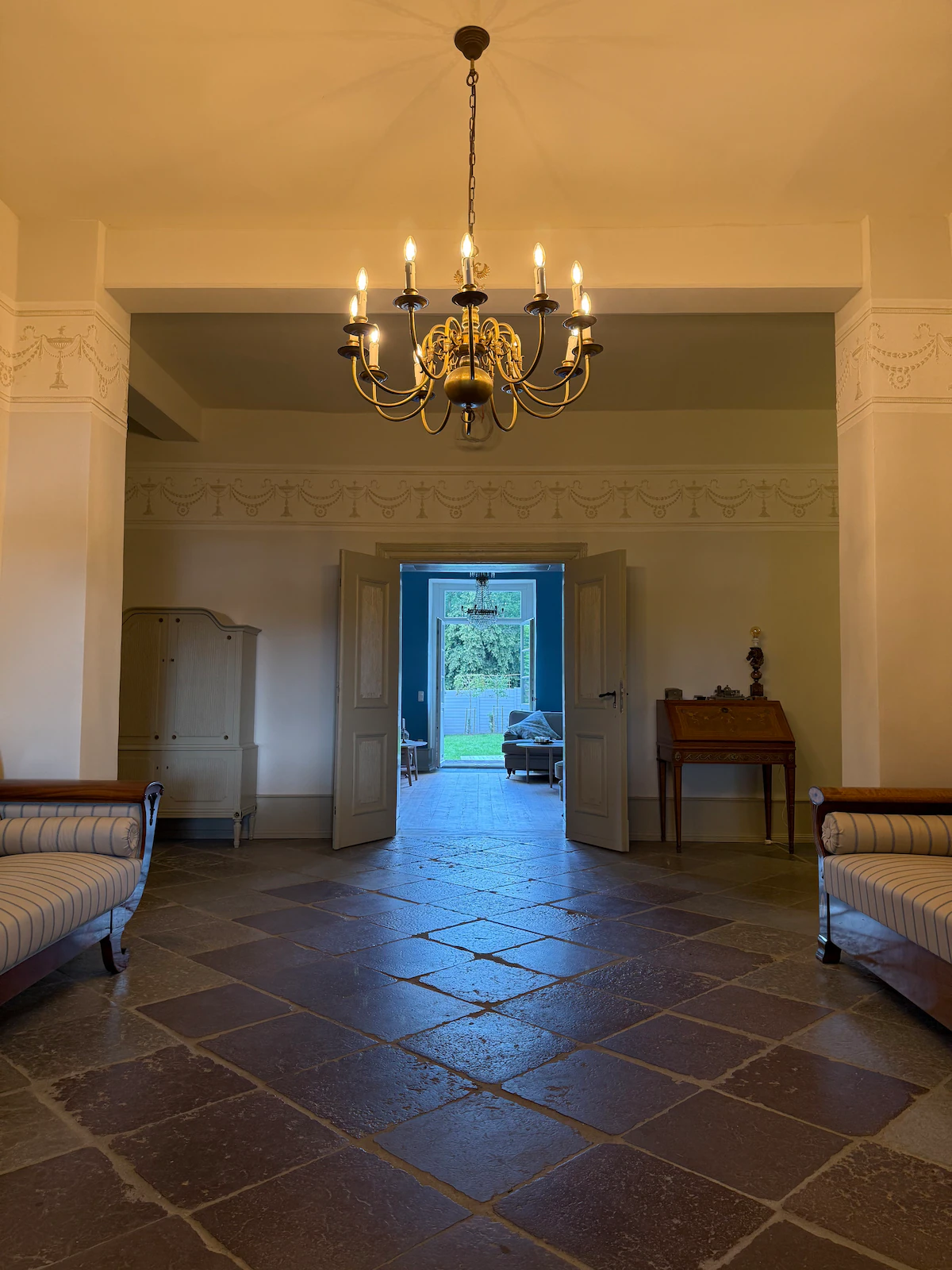 Eingangsbereich mit Blick in den Garten