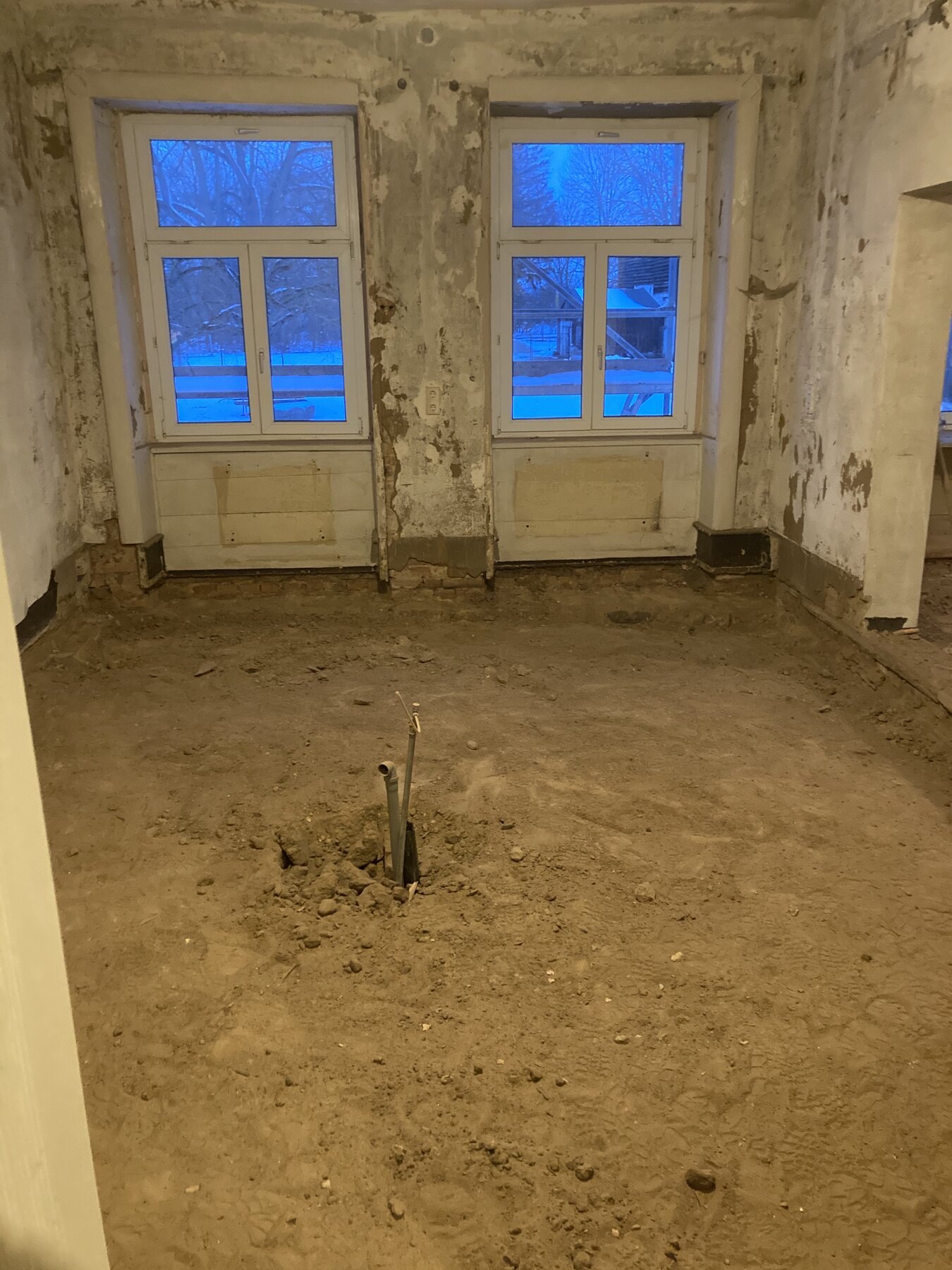 Entkernter Raum im Andreashof Breechen mit freigelegten Boeden
