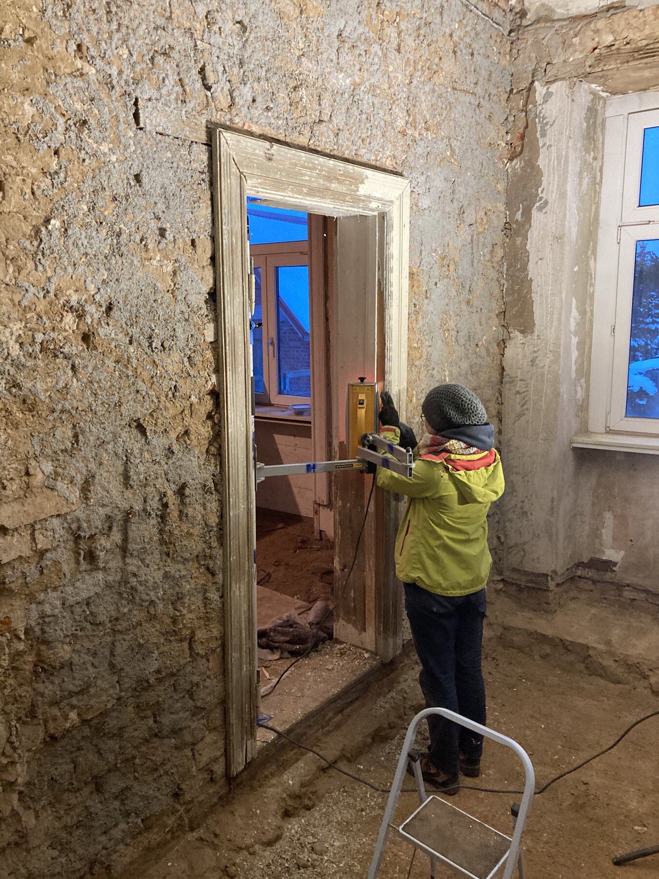 Freigelegte historische Wand im Andreashof Breechen waehrend der Sanierung
