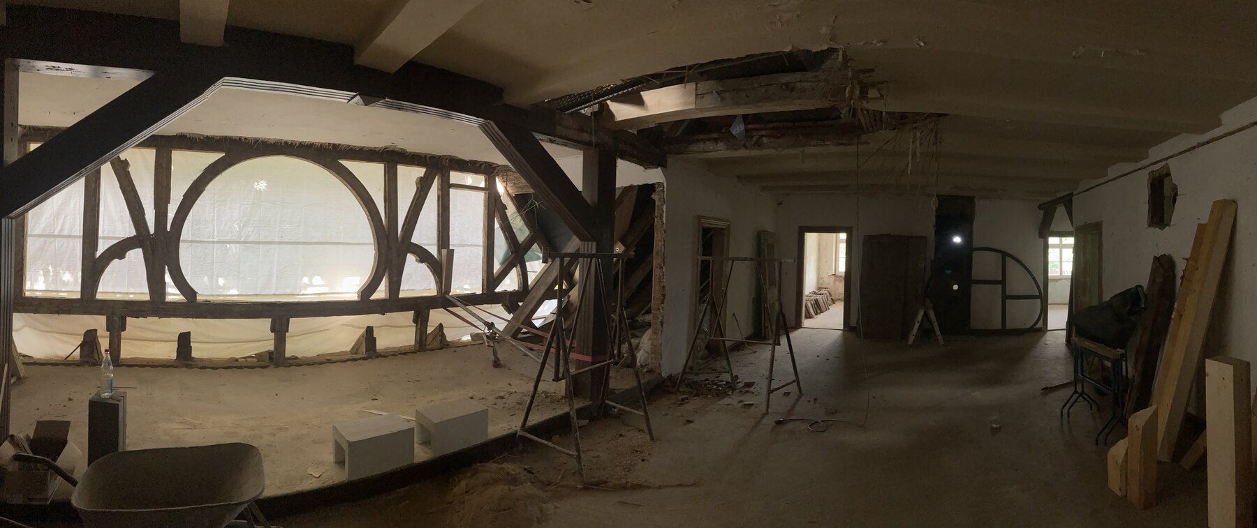 Fachwerk und Rundfenster im Andreashof Breechen waehrend der Bauphase