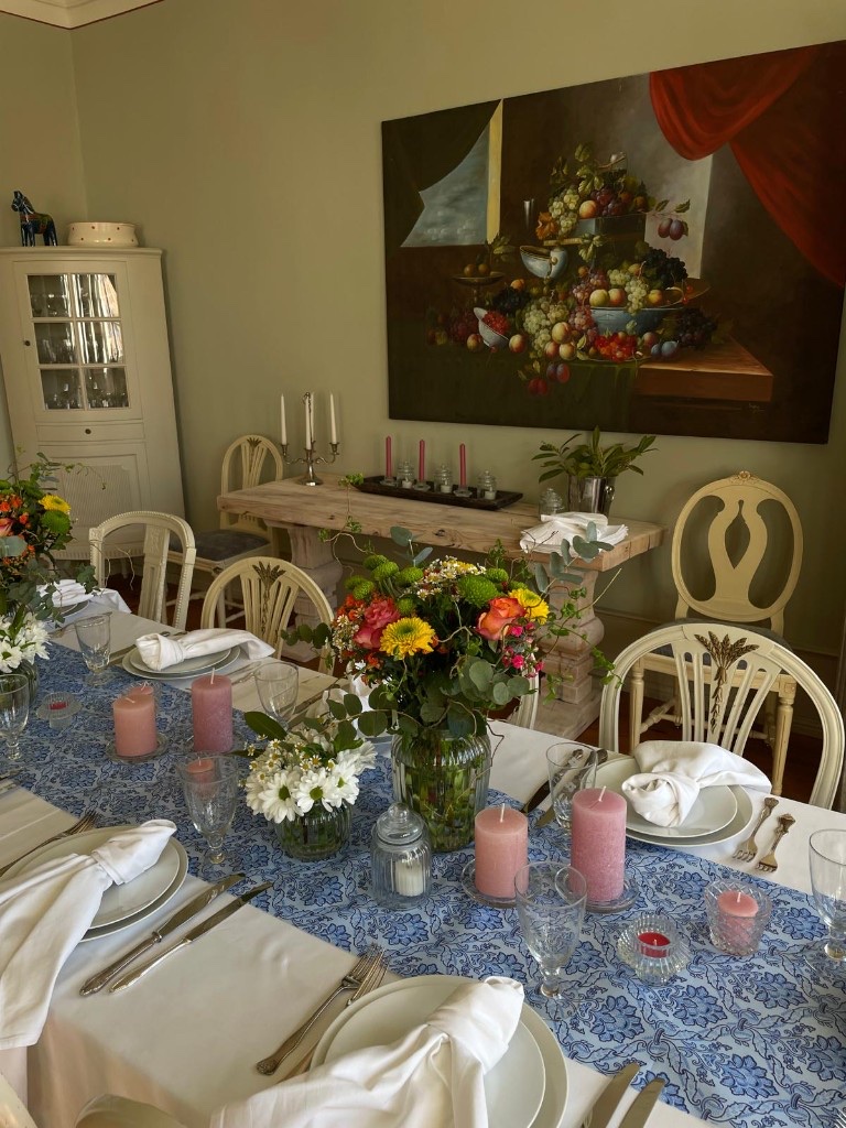 Festlich gedeckter Esstisch mit Blumen und Kerzen — Gran Gusto Catering
