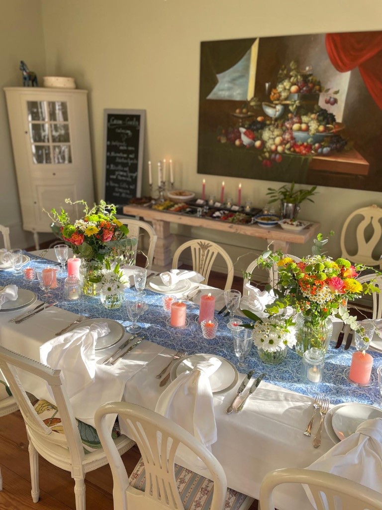 Buffet und festlich gedeckter Tisch — Gran Gusto Catering