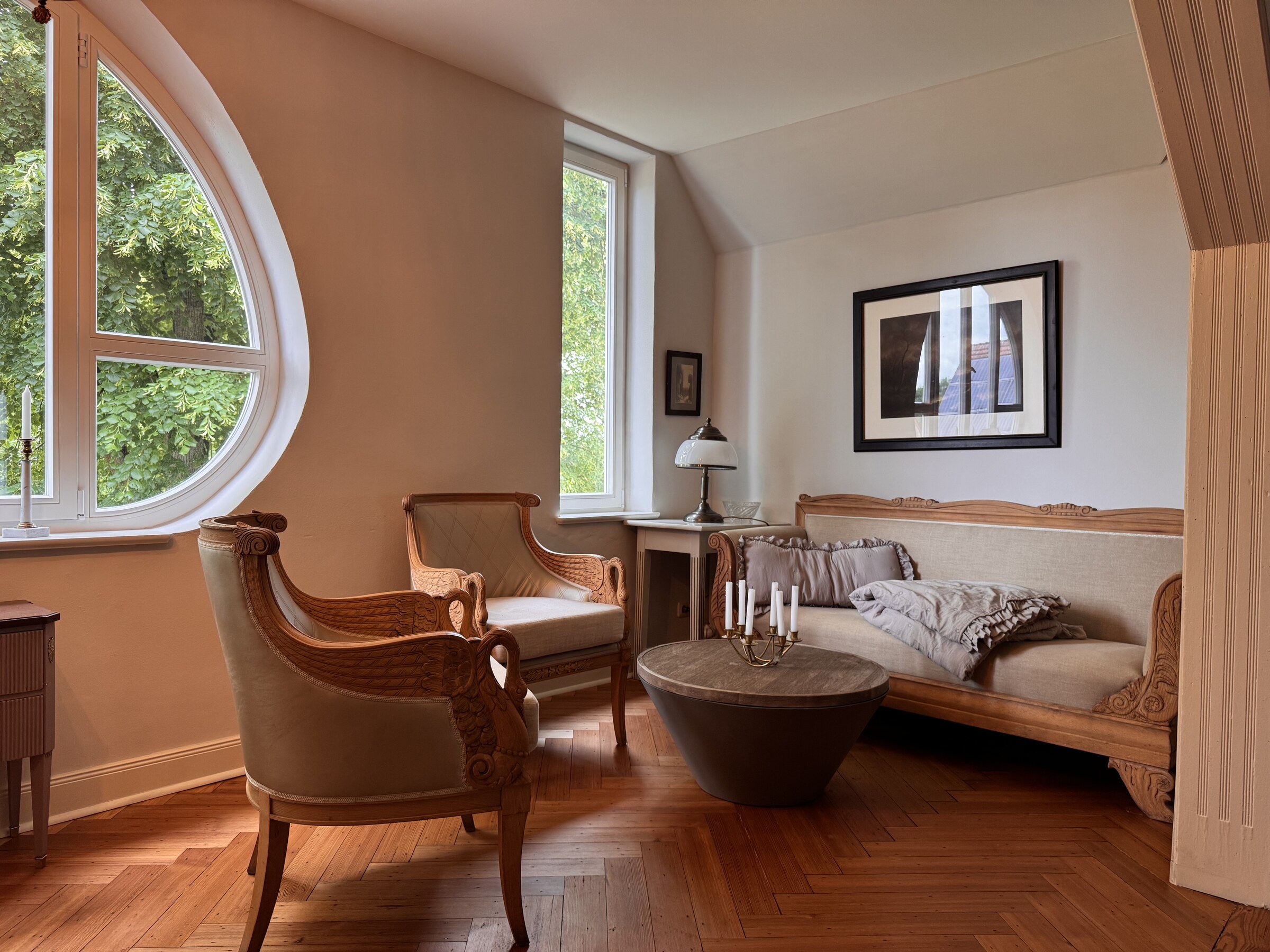 Mansardenzimmer mit Rundfenster und gustavianischen Möbeln