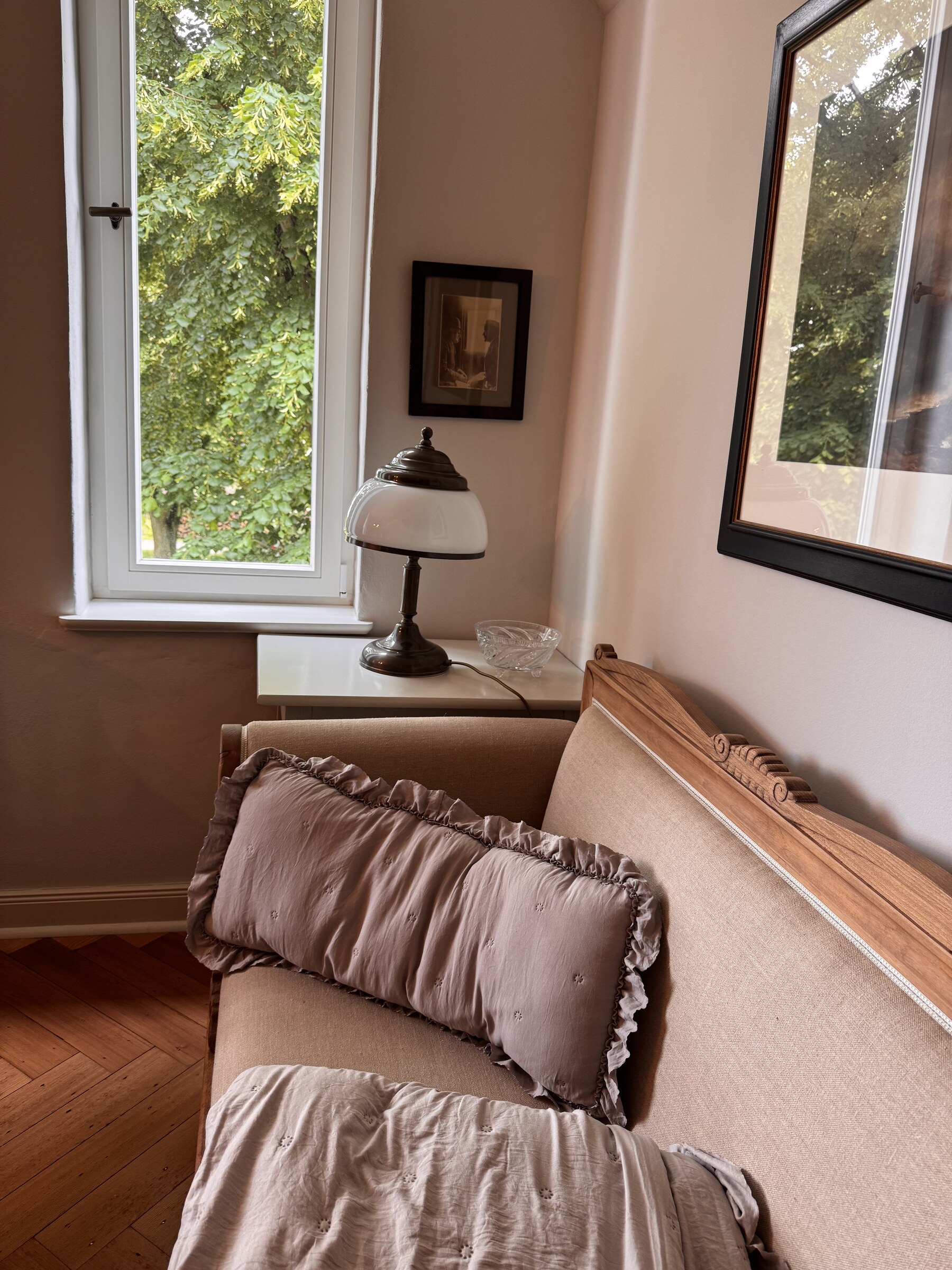 Gemütliche Mansardenecke mit antikem Sofa