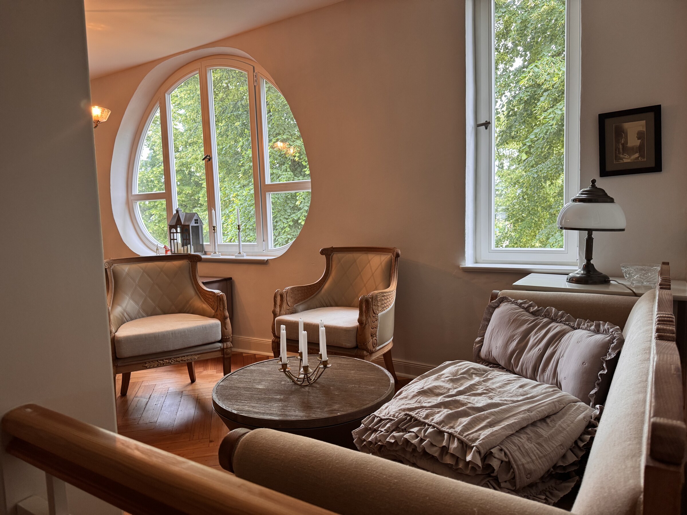 Sitzecke im Mansardenzimmer mit Ovalfenster