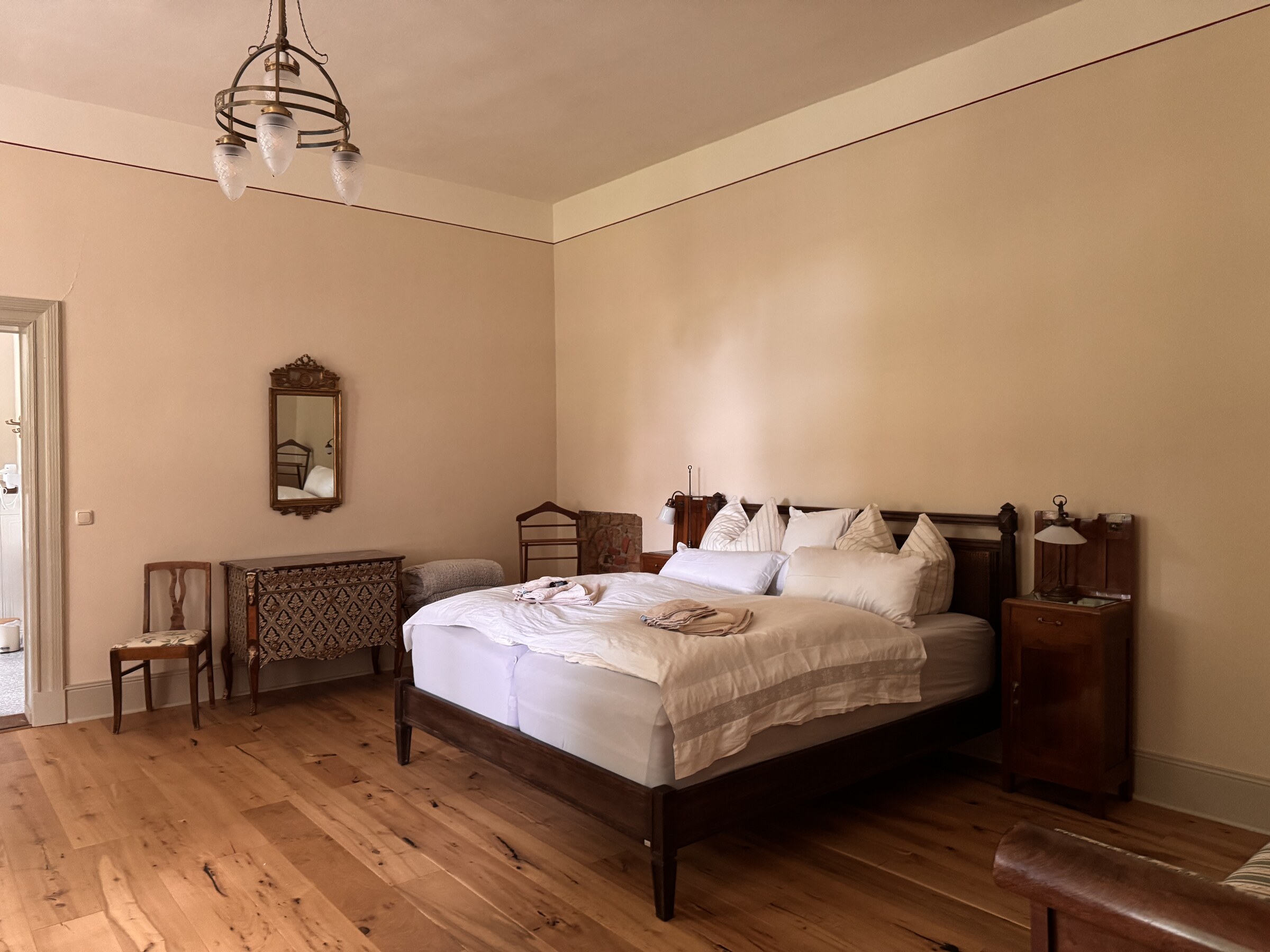 Geräumiges rustikales Schlafzimmer