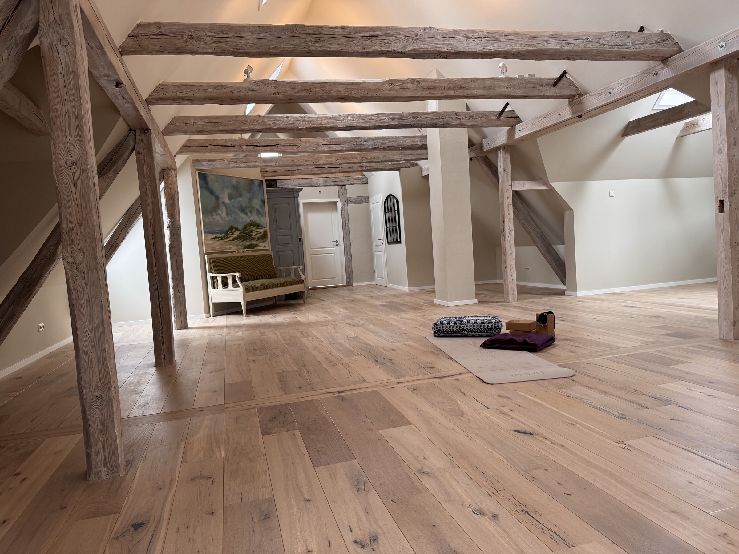 Ausgebauter Dachboden mit sichtbaren Holzbalken