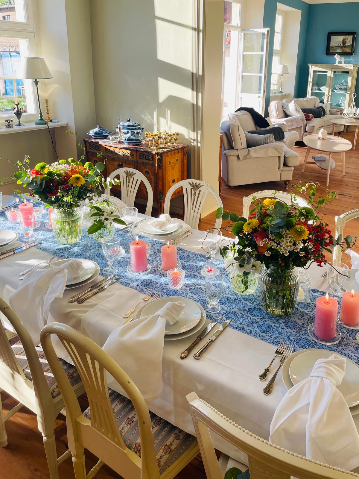 Gedeckter Tisch im Esszimmer