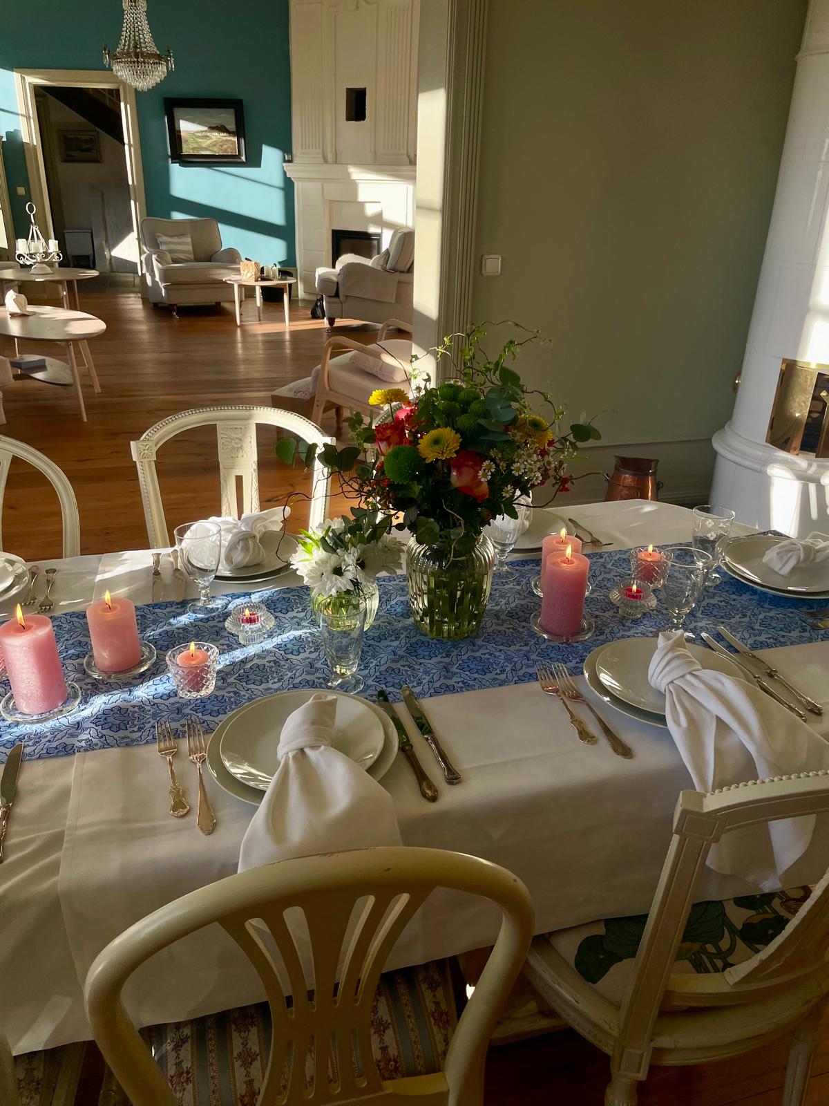 Gedeckter Tisch im Esszimmer