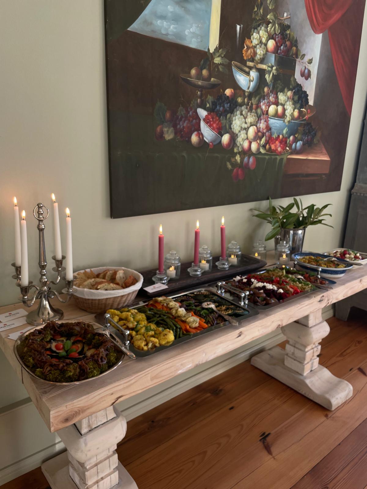 Gedeckter Tisch im Esszimmer