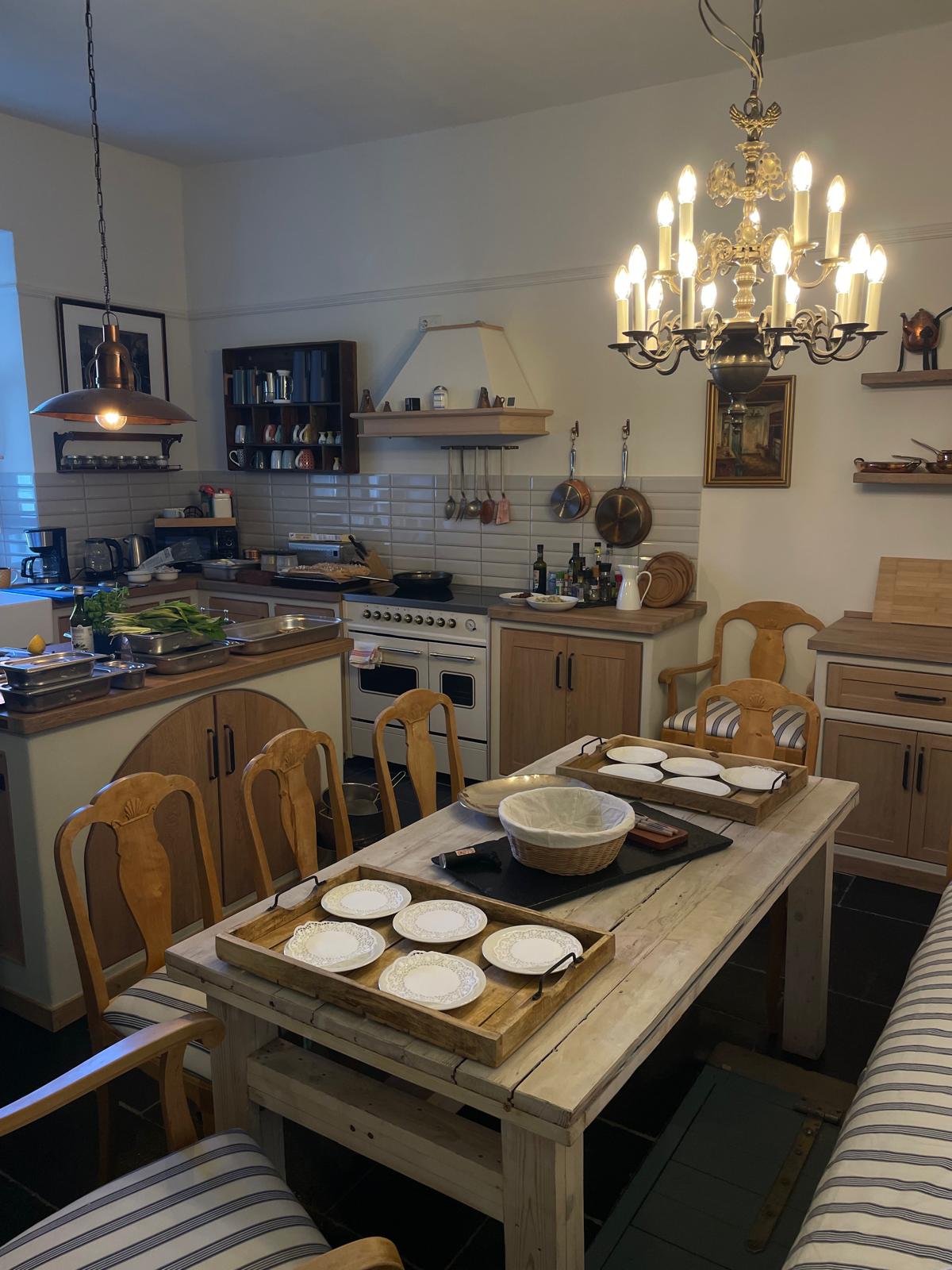 Gedeckter Tisch im Esszimmer