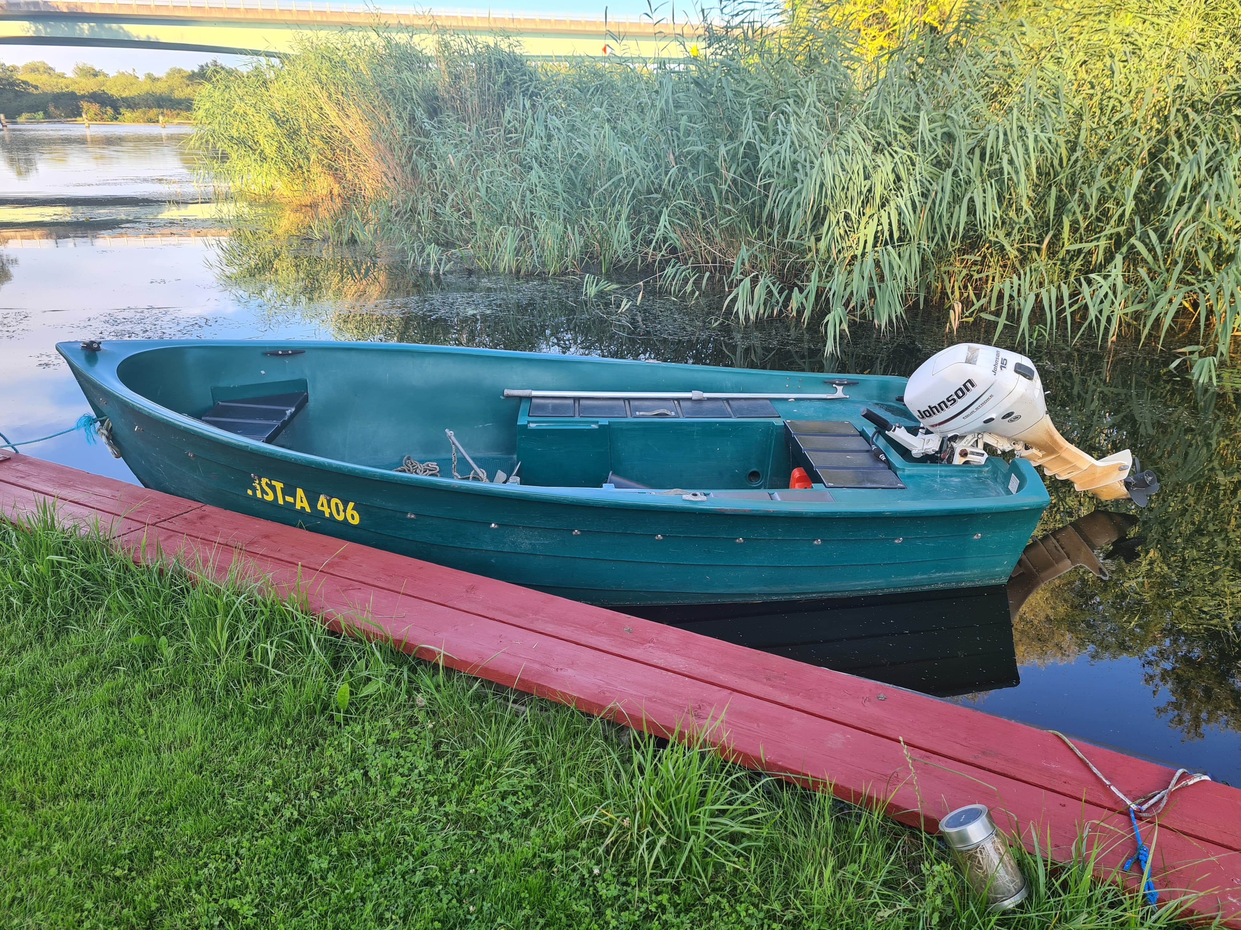 Motorboot am Steg — Peenefeeling Bootsverleih Jarmen