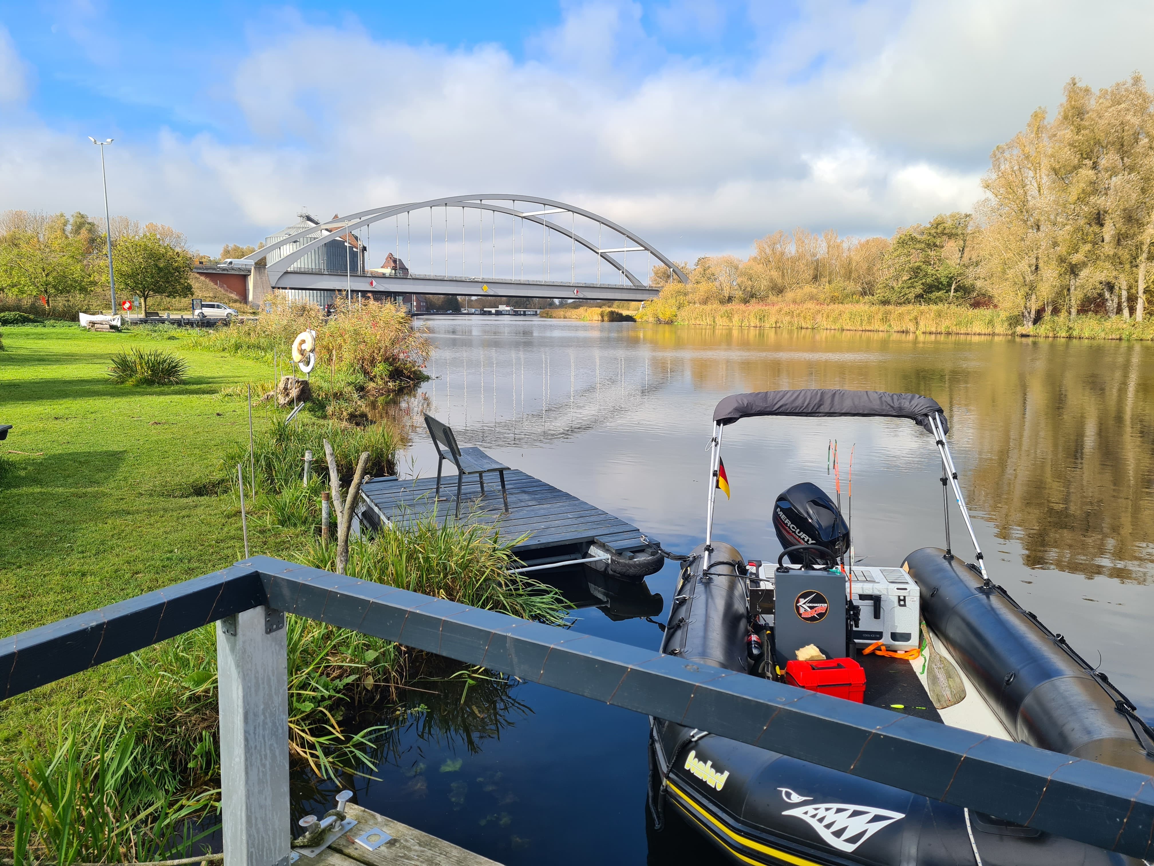 Motorboot am Peene-Ufer bei Peenefeeling Jarmen