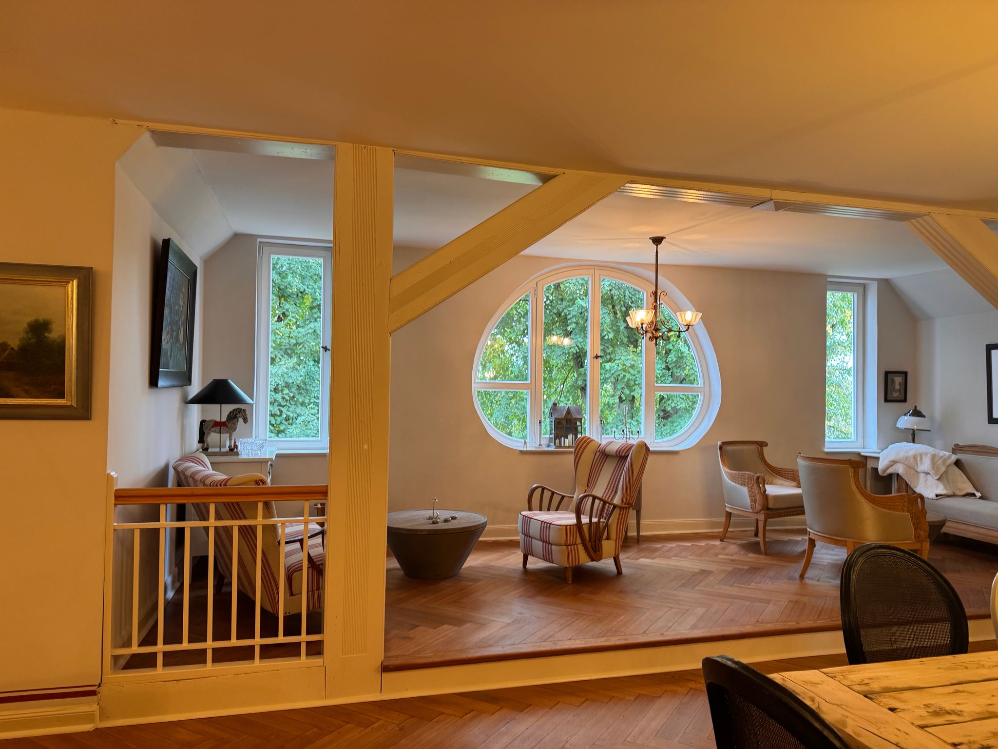 Mansardenzimmer mit Rundfenster