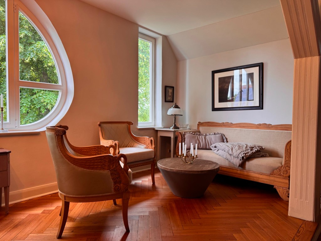 Männer-Gesprächsecke mit Sesseln und Blick in den Salon
